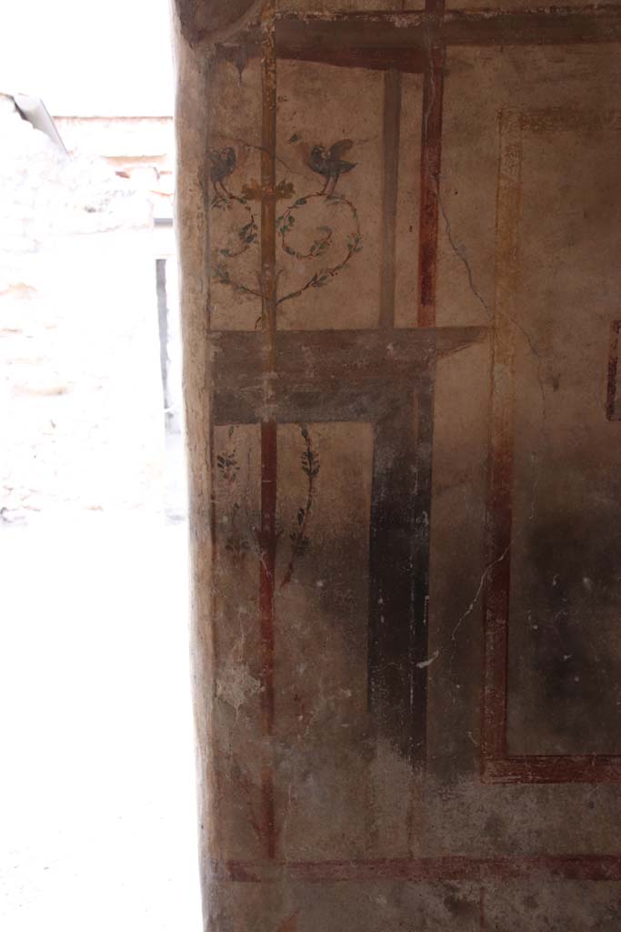 I.7.11 Pompeii. September 2021. North wall.
Painted decoration on east side of entrance doorway. Photo courtesy of Klaus Heese.