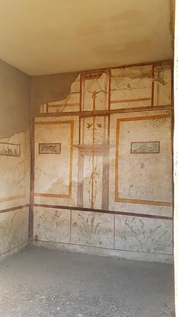 I.7.11 Pompeii. August 2023. 
Looking towards south-east corner and south wall of cubiculum. 
Photo courtesy of Maribel Velasco.