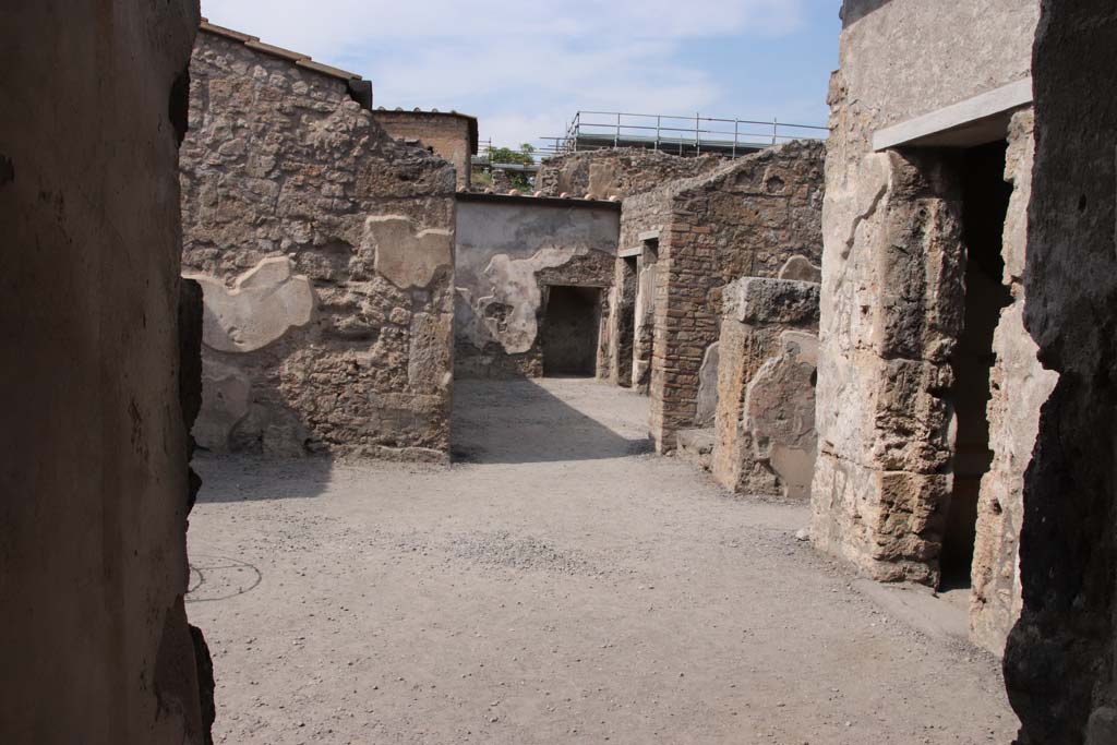 I.7.11 Pompeii. September 2021. 
Looking north across atrium, from doorway of cubiculum in south-east of atrium. Photo courtesy of Klaus Heese.