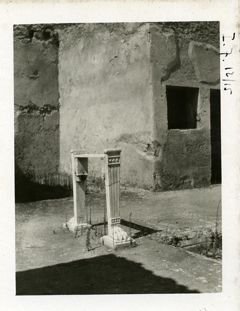.7.11 Pompeii. Pre-1937-39. Looking north-west across atrium towards exedra and window into cubiculum.
Photo courtesy of American Academy in Rome, Photographic Archive. Warsher collection no. 1894.