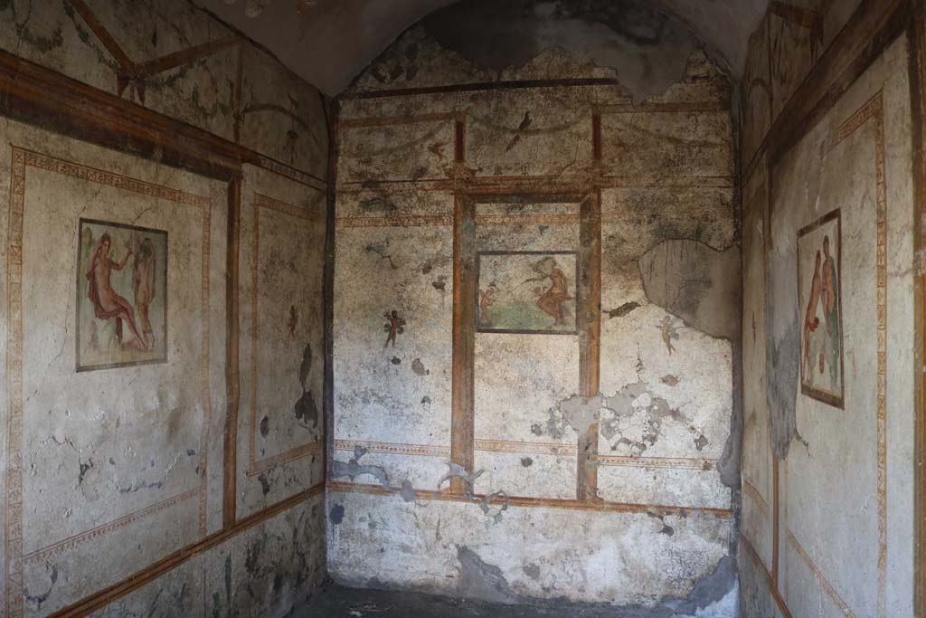 I.7.11 Pompeii. December 2018. Looking west through doorway into cubiculum. Photo courtesy of Aude Durand.