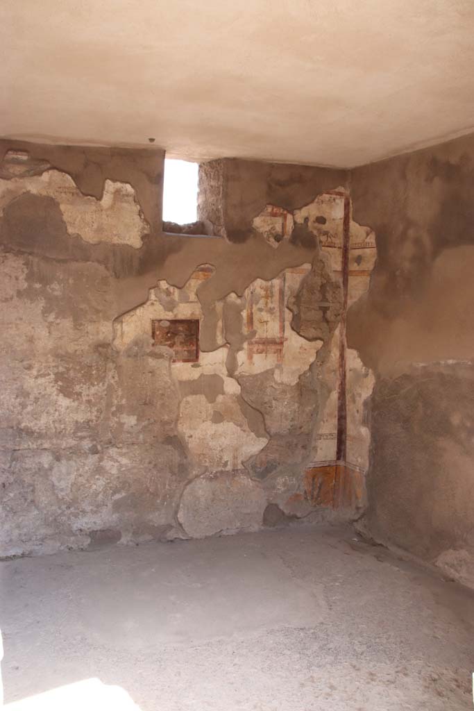 I.7.11 Pompeii. September 2021. 
Looking towards east wall and south-east corner of cubiculum on south side of entrance at I.7.10. 
Photo courtesy of Klaus Heese.