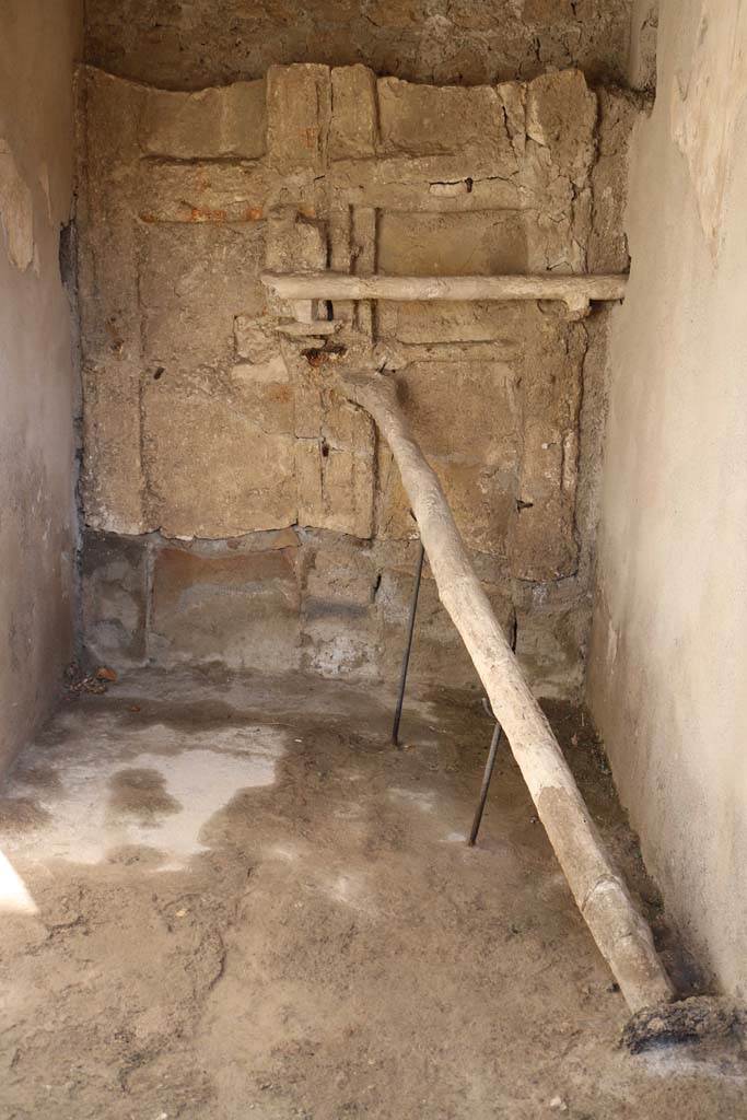 I.7.11 Pompeii. December 2018. 
Detail of the blocked entrance at I.7.10.  Photo courtesy of Aude Durand.
Detail of cement cast of door with two shutters reinforced with a horizontal crossbar and a pole positioned into a hollow in the floor.