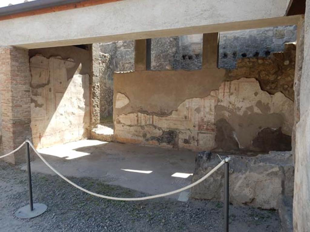 I.7.11 Pompeii. May 2017. Looking towards the south-west corner and west wall of tablinum on west of atrium in I.7.10.  Photo courtesy of Buzz Ferebee.