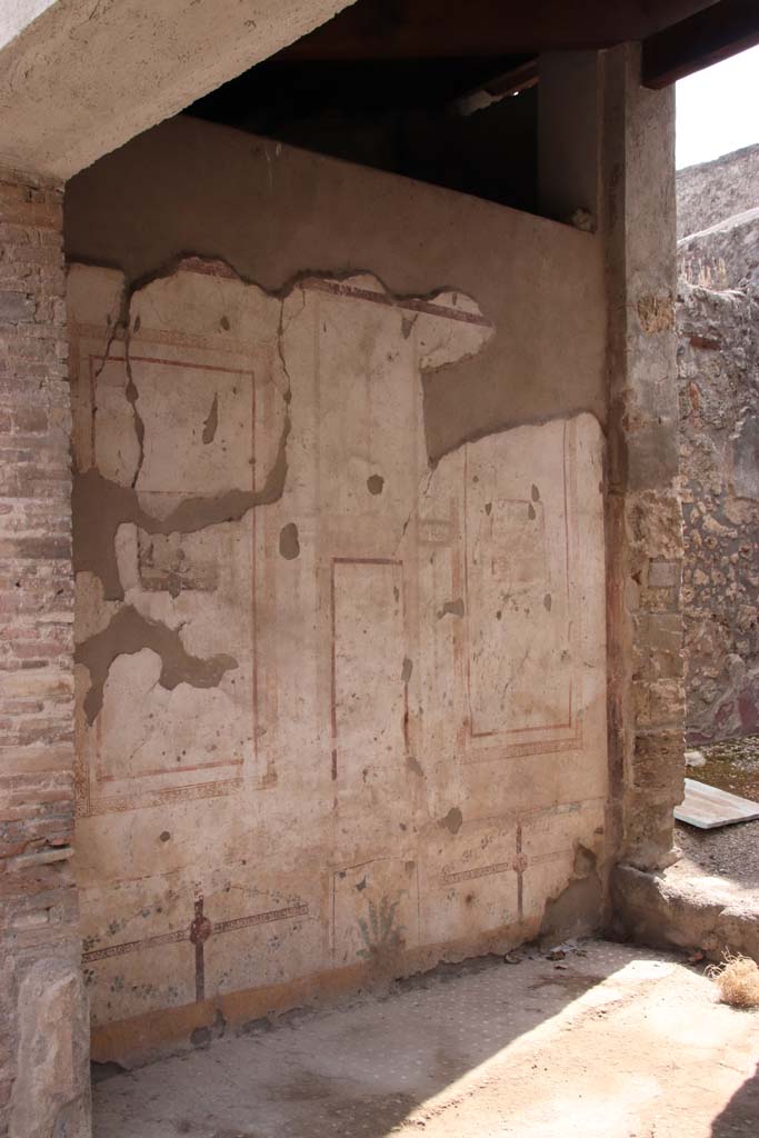 I.7.11 Pompeii. September 2021. 
Looking towards south wall of tablinum. Photo courtesy of Klaus Heese.