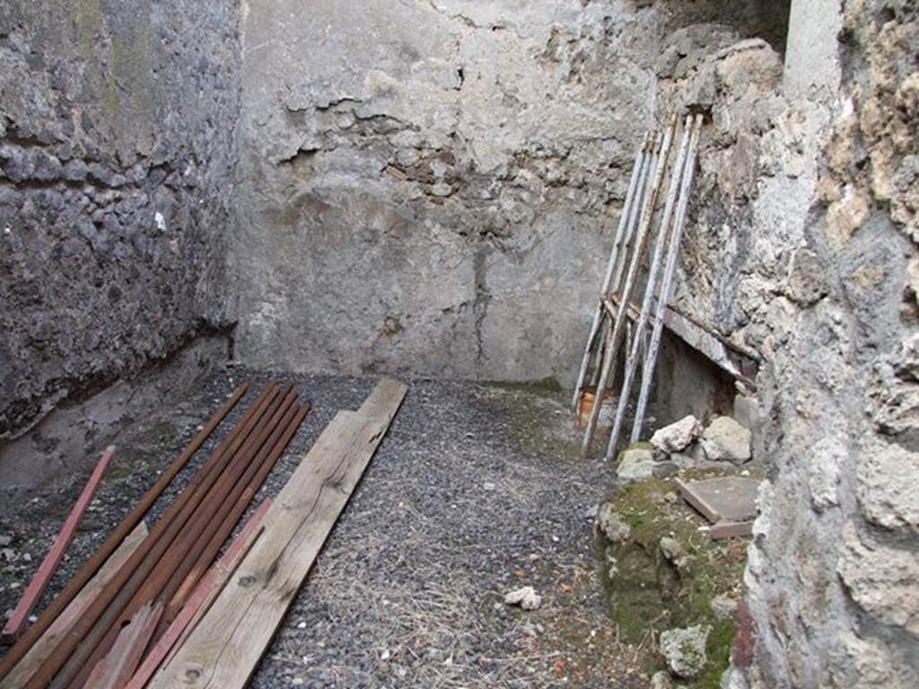 I.7.11 Pompeii. December 2006. Room in north-west corner of I.7.10, possibly servant’s kitchen. See Eschebach, L., 1993. Gebäudeverzeichnis und Stadtplan der antiken Stadt Pompeji. Köln: Böhlau. (p.40)