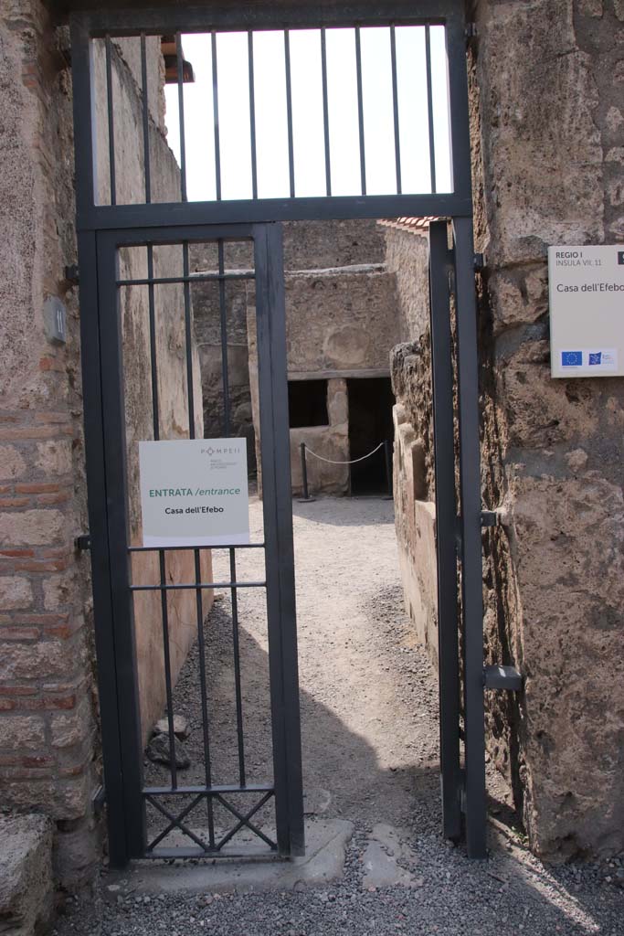 I.7.11 Pompeii. September 2021. 
Looking west into atrium through entrance doorway. Photo courtesy of Klaus Heese.