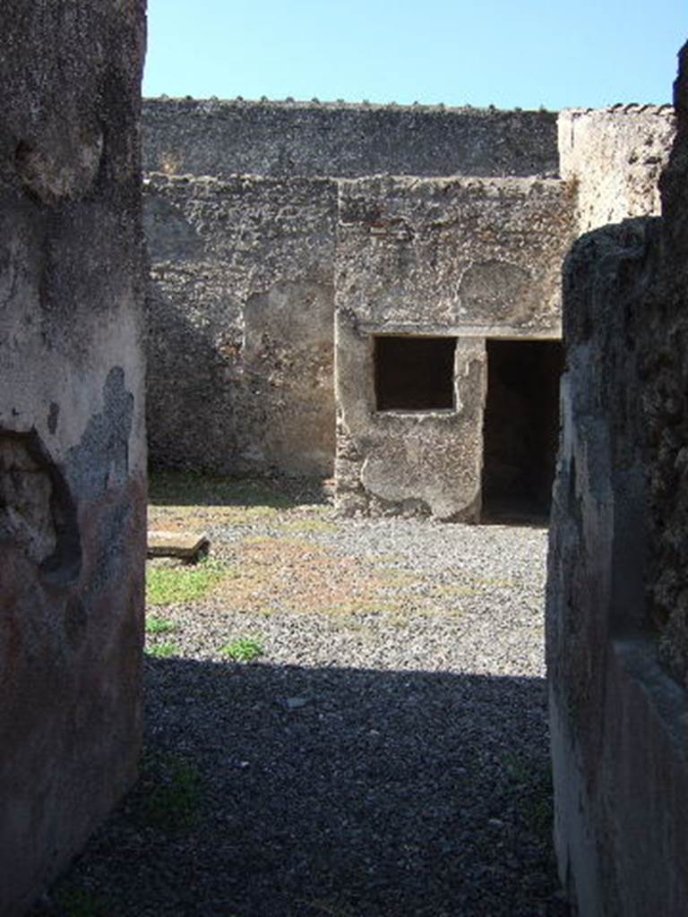 I.7.11 Pompeii. September 2005. Looking west along entrance corridor from doorway at I.7.11.