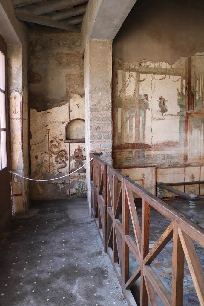 I.7.11 Pompeii. December 2018.
Detail of lararium, at rear of west wall of triclinium. Photo courtesy of Aude Durand.