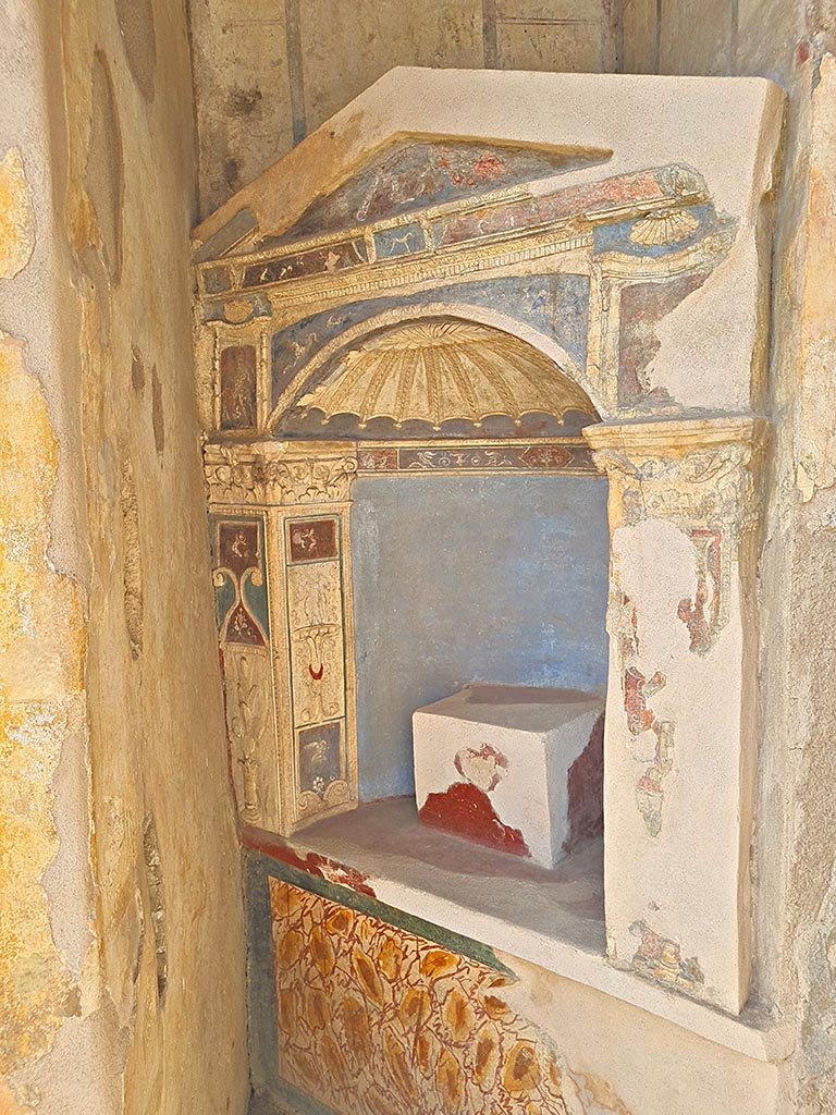 I.7.12 Pompeii. September 2024. 
Arched niche against west wall of north portico. Photo courtesy of Giuseppe Ciaramella.