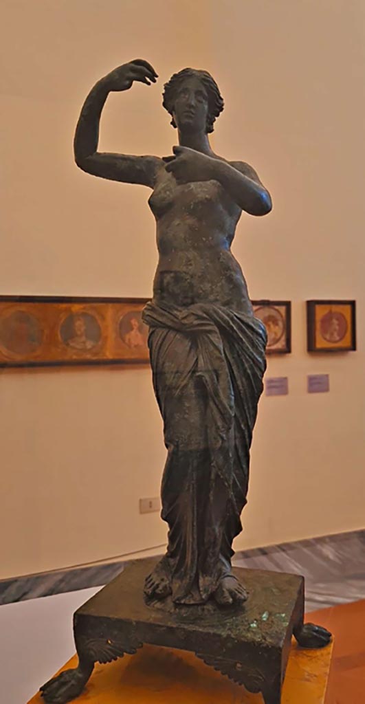 I.7.12 Pompeii. October 2023. 
Bronze statuette of Aphrodite/Venus. Photo courtesy of Giuseppe Ciaramella. 
On display in “L’altra MANN” exhibition, October 2023, at Naples Archaeological Museum.
This statuette was included in the description card with Pomona as being part of Bathing Aphrodite with Nymphs, inv. S.N.