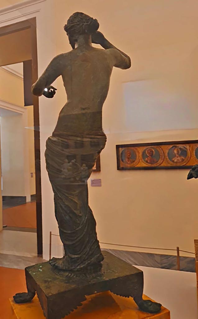 I.7.12 Pompeii. October 2023. 
Rear of bronze statuette of Aphrodite/Venus. Photo courtesy of Giuseppe Ciaramella. 
On display in “L’altra MANN” exhibition, October 2023, at Naples Archaeological Museum.