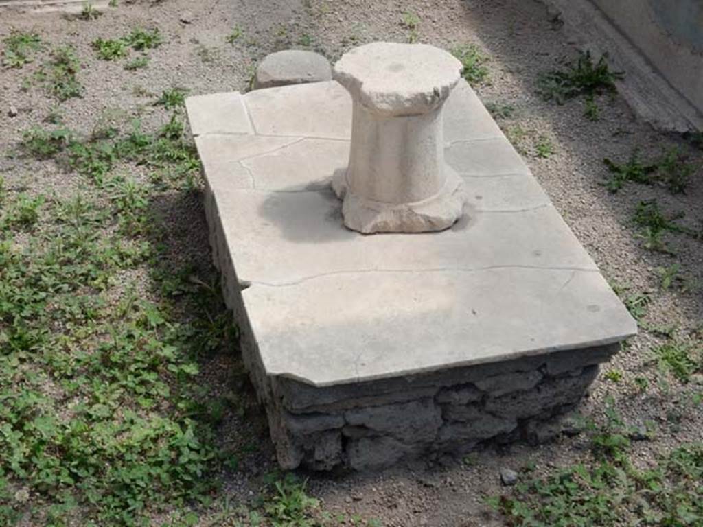 I.7.12 Pompeii. May 2017. Table and water feature between tables of summer triclinium.  Photo courtesy of Buzz Ferebee.