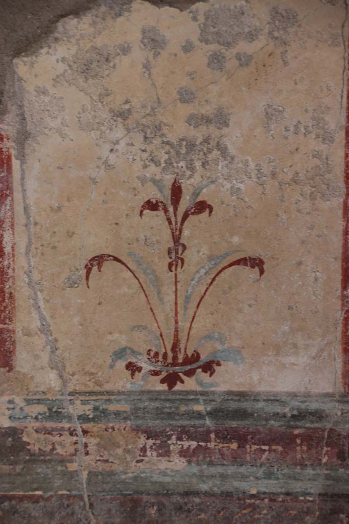 I.7.12 Pompeii. September 2021. 
Painted decoration on east side of doorway in north wall. Photo courtesy of Klaus Heese.