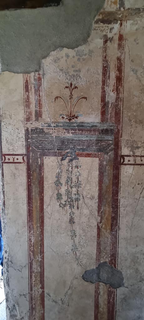 I.7.12 Pompeii. December 2023. 
Detail of painted decoration on east side of doorway in north wall.
Photo courtesy of Miriam Colomer.
