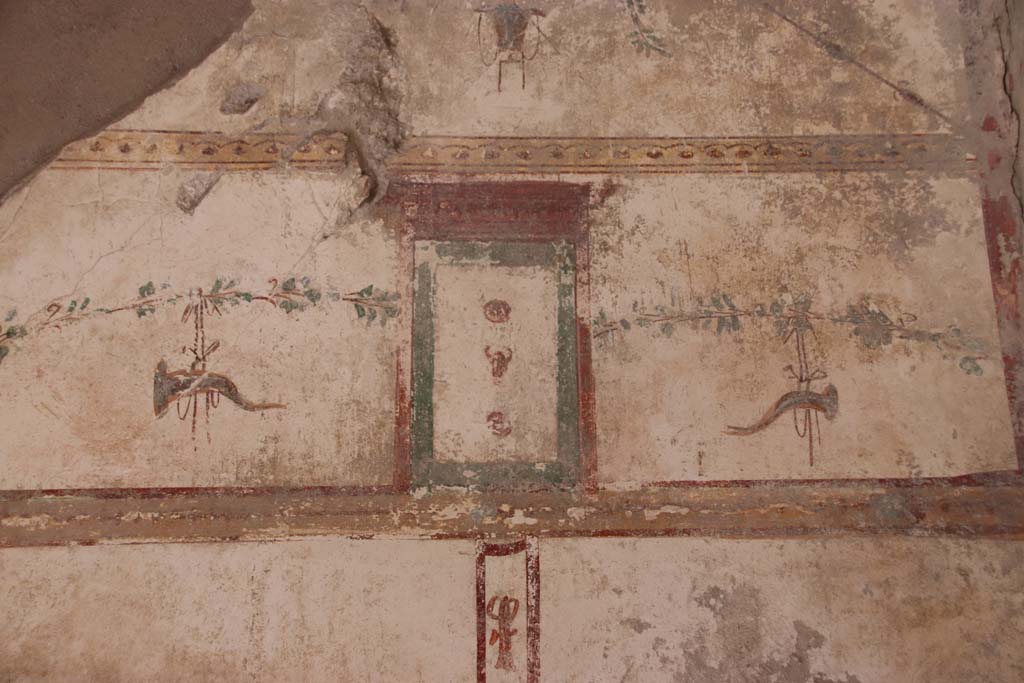 I.7.12 Pompeii. September 2021. 
Upper east wall of cubiculum in south-east corner. Photo courtesy of Klaus Heese.