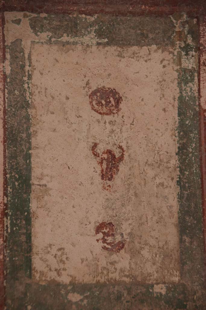 I.7.12 Pompeii. September 2021. 
Detail from centre of upper east wall at south end n south-east corner. Photo courtesy of Klaus Heese.