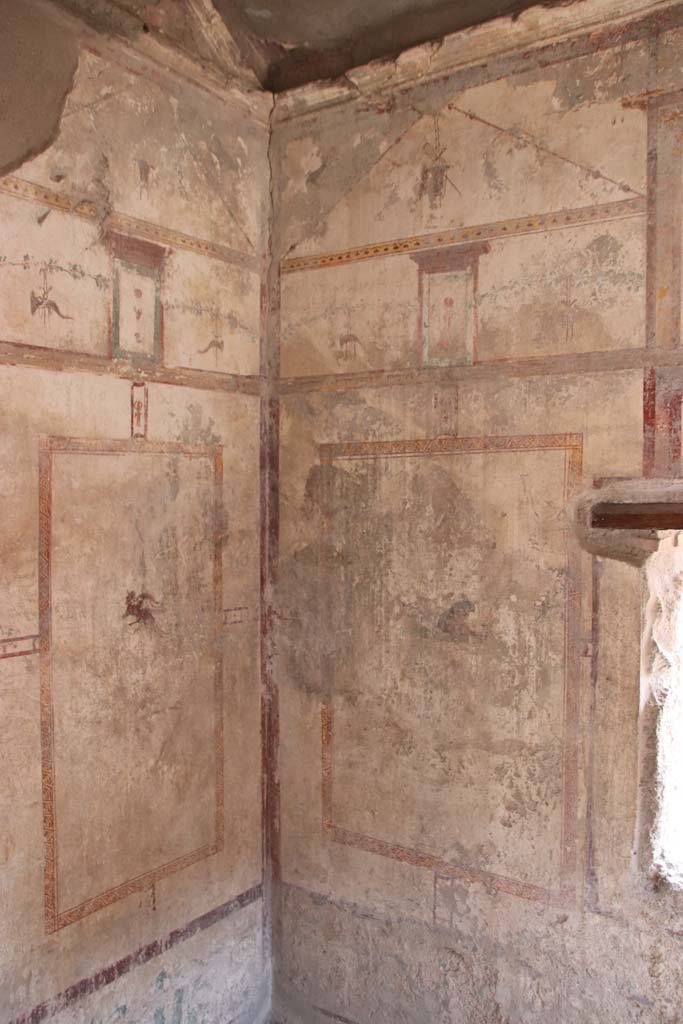 I.7.12 Pompeii. September 2021. 
Looking towards south wall in south-east corner of cubiculum. Photo courtesy of Klaus Heese.