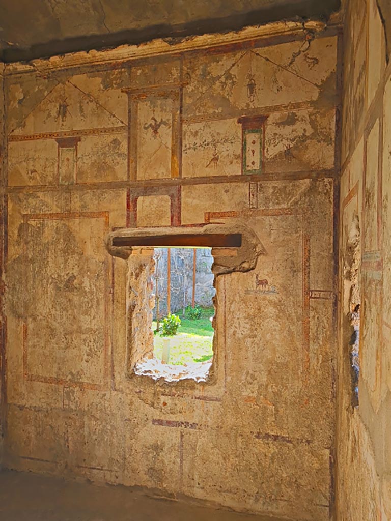 I.7.12 Pompeii. March 2024. 
South wall of cubiculum with window onto garden. Photo courtesy of Giuseppe Ciaramella.