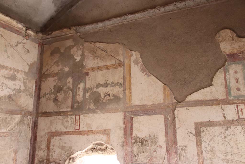I.7.12 Pompeii. September 2021. 
Looking towards upper west wall in south-west corner of cubiculum. Photo courtesy of Klaus Heese.