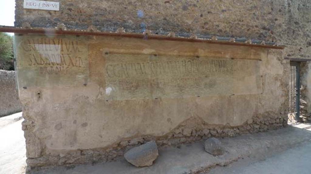I.7.13 Pompeii. June 2017. Painted inscriptions found on south of entrance doorway.
Photo courtesy of Michael Binns.