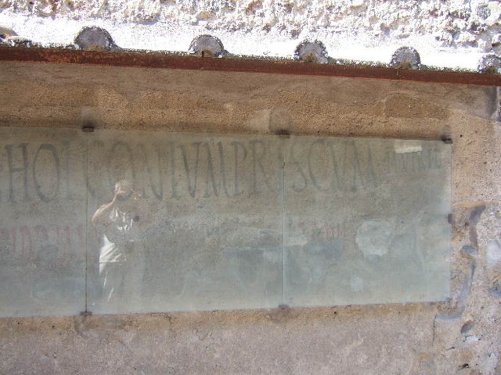 I.7.13 Pompeii. September 2005. Right hand part of painted inscription found on south side of entrance doorway.