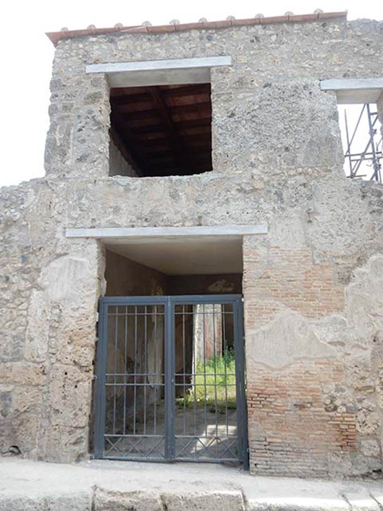 I.7.18 Pompeii. May 2017. Looking east to entrance doorway. Photo courtesy of Buzz Ferebee.