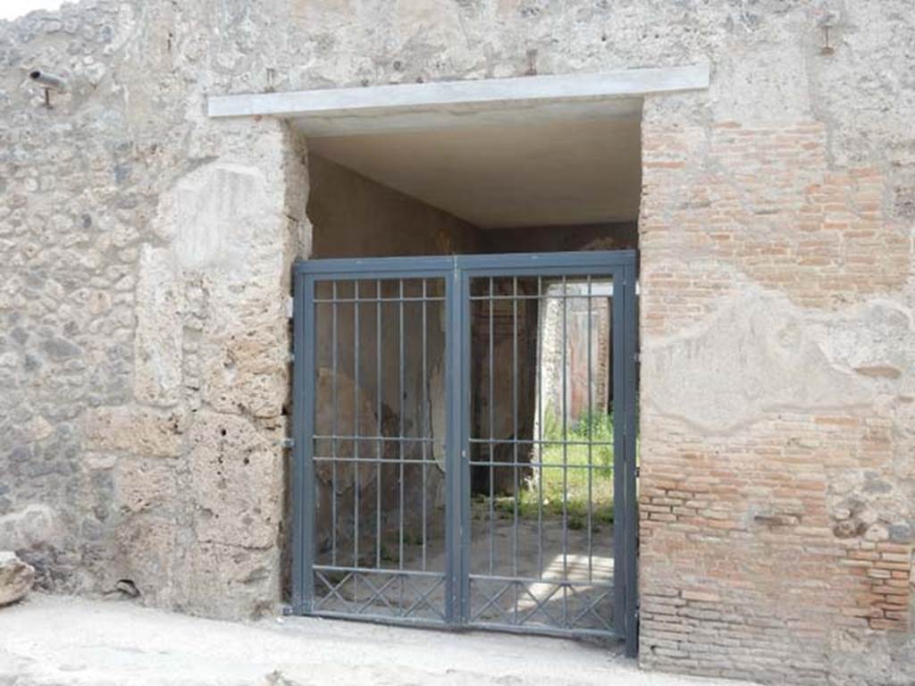 I.7.18 Pompeii. May 2017. Looking east through entrance doorway.
Photo courtesy of Buzz Ferebee.