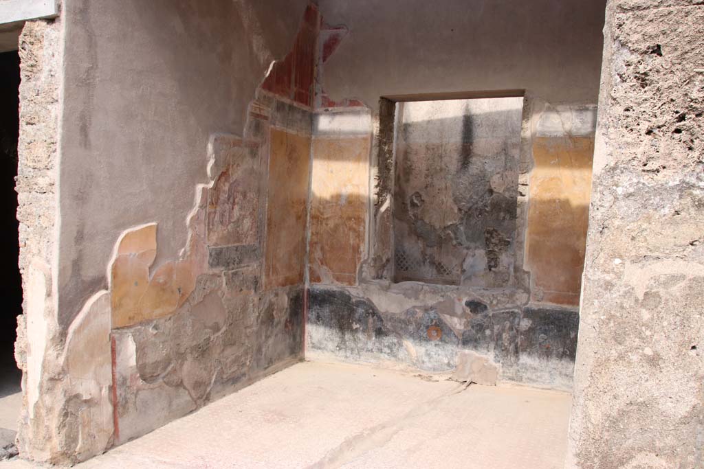 I.7.19 Pompeii. September 2021.  
Looking towards north wall, north-east corner and window overlooking small garden area in east wall of tablinum. Photo courtesy of Klaus Heese.