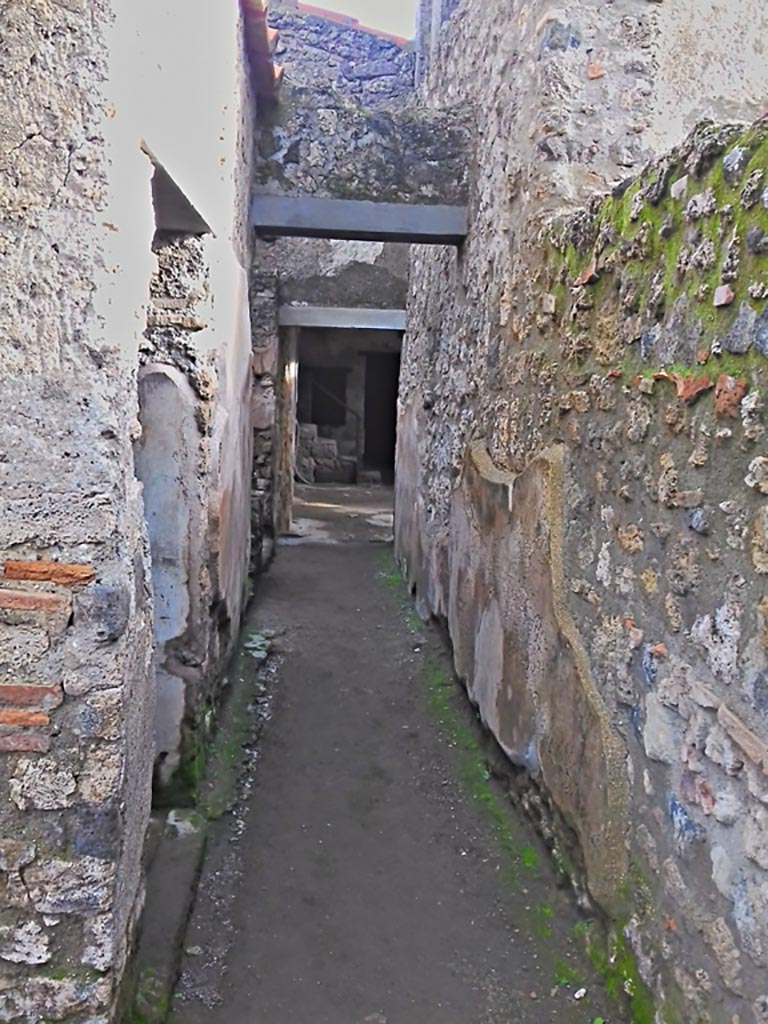 I.7.19 Pompeii. 2017/2018/2019. Looking east along corridor towards pseudoperistyle.
The doorway to the cubiculum is on the extreme left, and the doorway to the kitchen and small garden area is on the left of centre. 
Photo courtesy of Giuseppe Ciaramella.