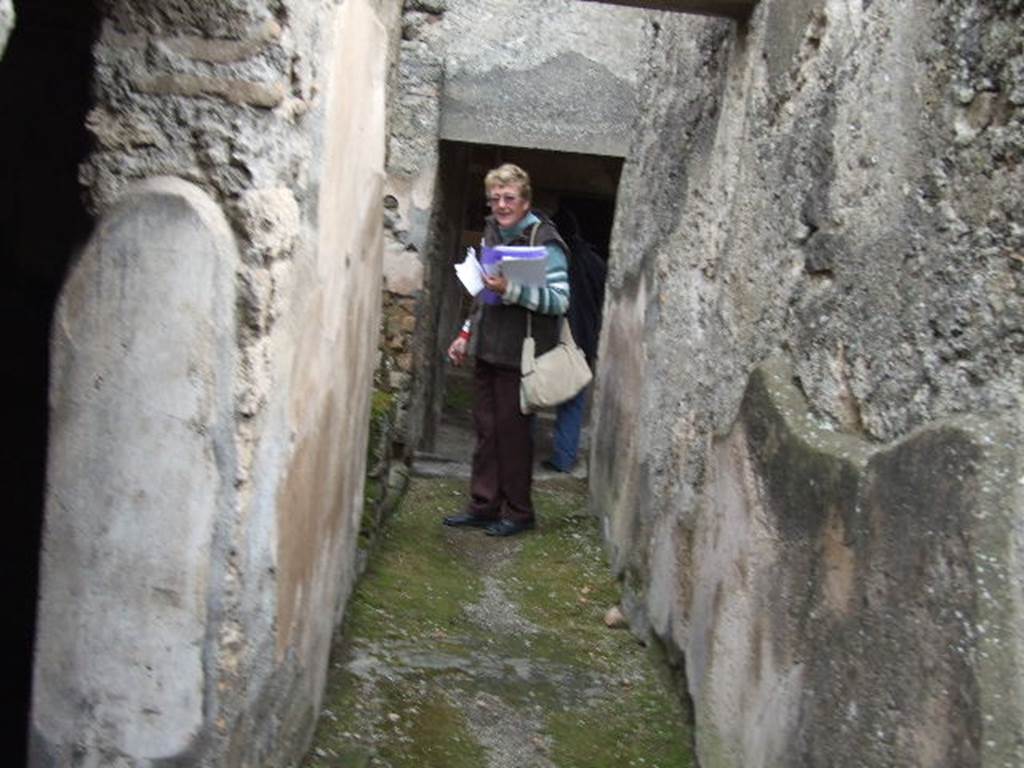 I.7.19 Pompeii. December 2006.  Looking east along corridor towards pseudoperistyle. The doorway to the cubiculum is on the extreme left, and the doorway to the kitchen and small garden area is on the left of centre.