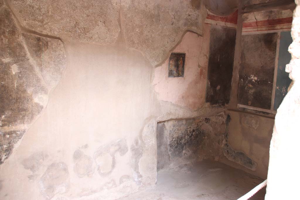 I.7.19 Pompeii. September 2021. 
Looking through doorway towards north-east corner of cubiculum on north side of corridor. Photo courtesy of Klaus Heese.
