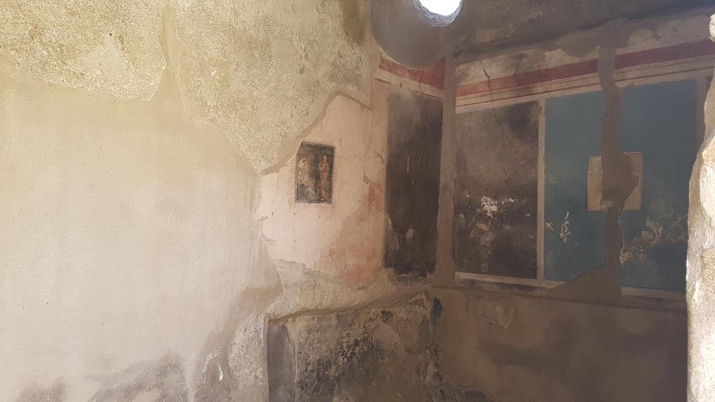 I.7.19 Pompeii. August 2023. 
Looking through doorway towards north-east corner of cubiculum on north side of corridor. Photo courtesy of Maribel Velasco.