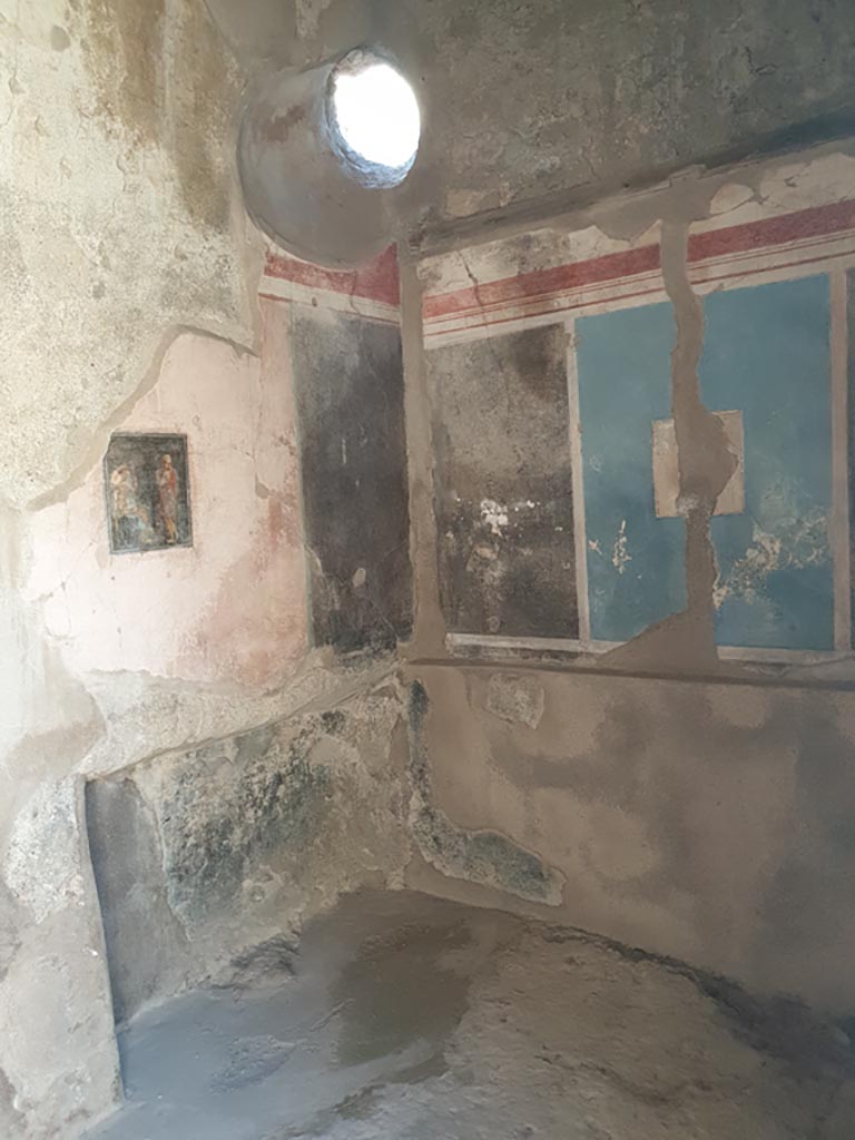 I.7.19 Pompeii. August 2023. 
Looking towards north-east corner of cubiculum on north side of corridor. Photo courtesy of Maribel Velasco.
