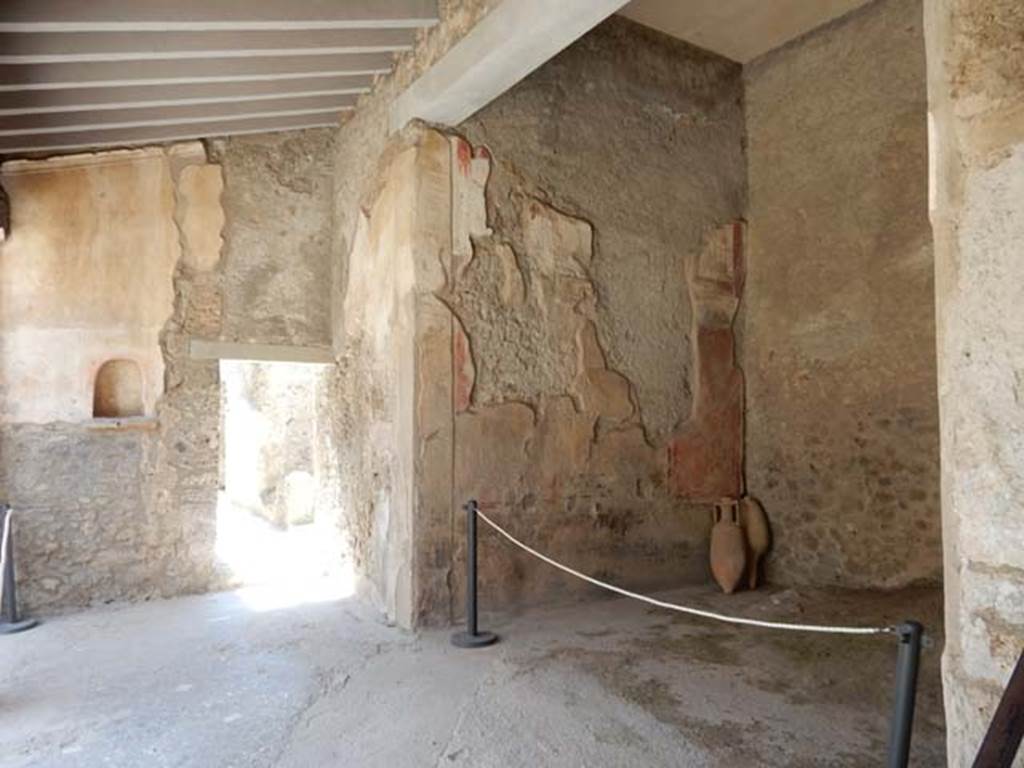 I.7.19 Pompeii. May 2017. Looking west across north portico towards doorway to corridor and exedra, on right. Photo courtesy of Buzz Ferebee.