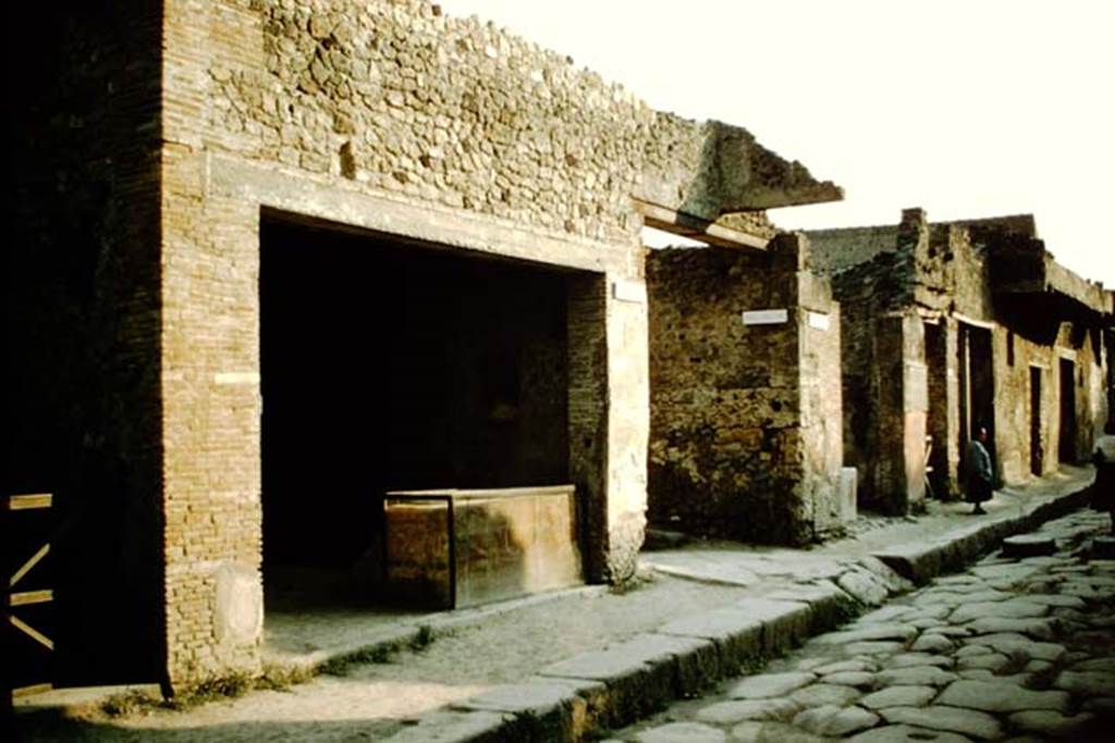 1.8.1 Pompeii. 1957. Entrance doorway on Via dell’Abbondanza.  Above the vicolo, on the west side of the entrance, was a balcony. Photo by Stanley A. Jashemski.
Source: The Wilhelmina and Stanley A. Jashemski archive in the University of Maryland Library, Special Collections (See collection page) and made available under the Creative Commons Attribution-Non Commercial License v.4. See Licence and use details.
J57f0259