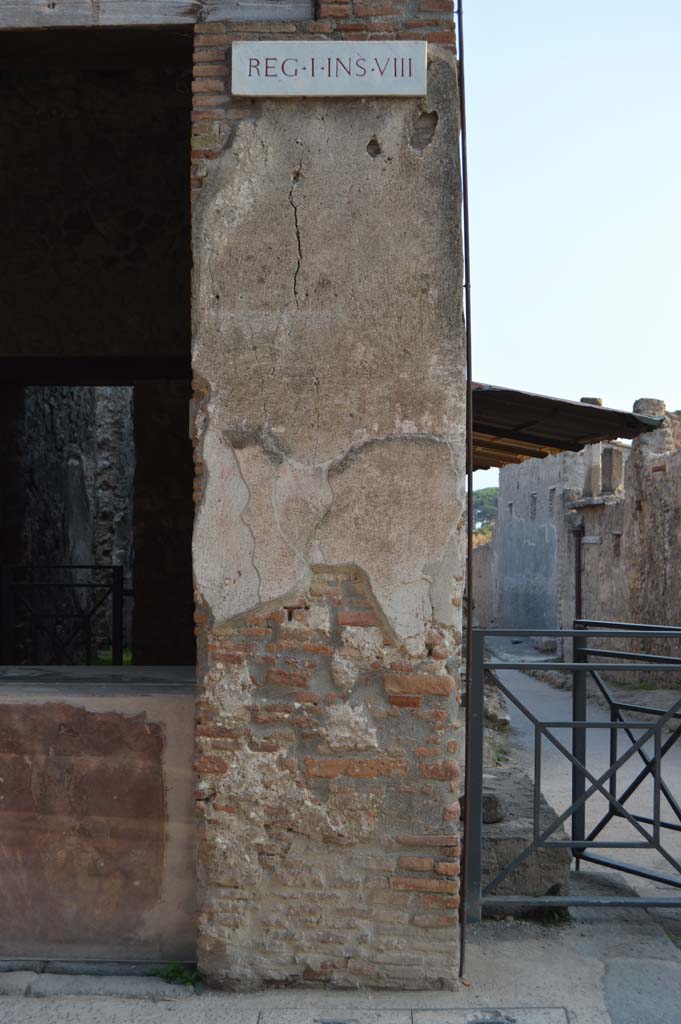 I.8.1 Pompeii. October 2017. Pilaster on west side of entrance doorway.
Foto Taylor Lauritsen, ERC Grant 681269 DÉCOR.