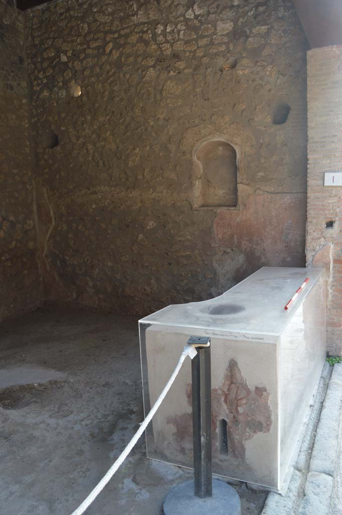 I.8.1 Pompeii. October 2017. West end of counter, looking towards west wall.
Foto Taylor Lauritsen, ERC Grant 681269 DÉCOR.