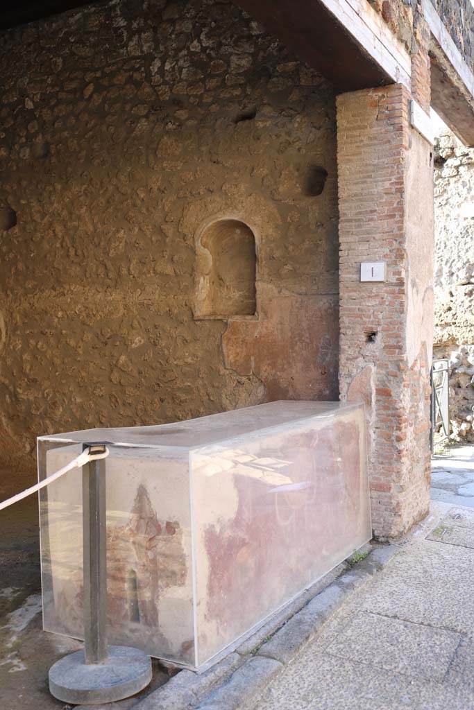 I.8.1 Pompeii. December 2018. 
Looking west along counter and sill or threshold. Photo courtesy of Aude Durand.