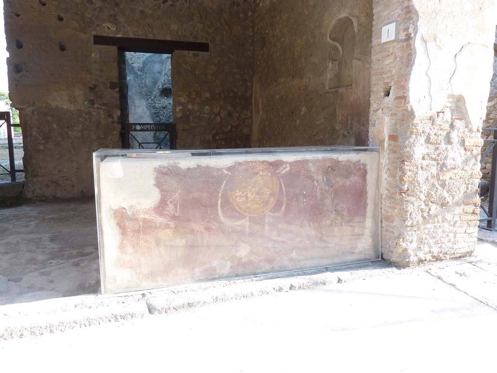 I.8.1 Pompeii. October 2014. Painted decoration on counter front.
Foto Annette Haug, ERC Grant 681269 DÉCOR.