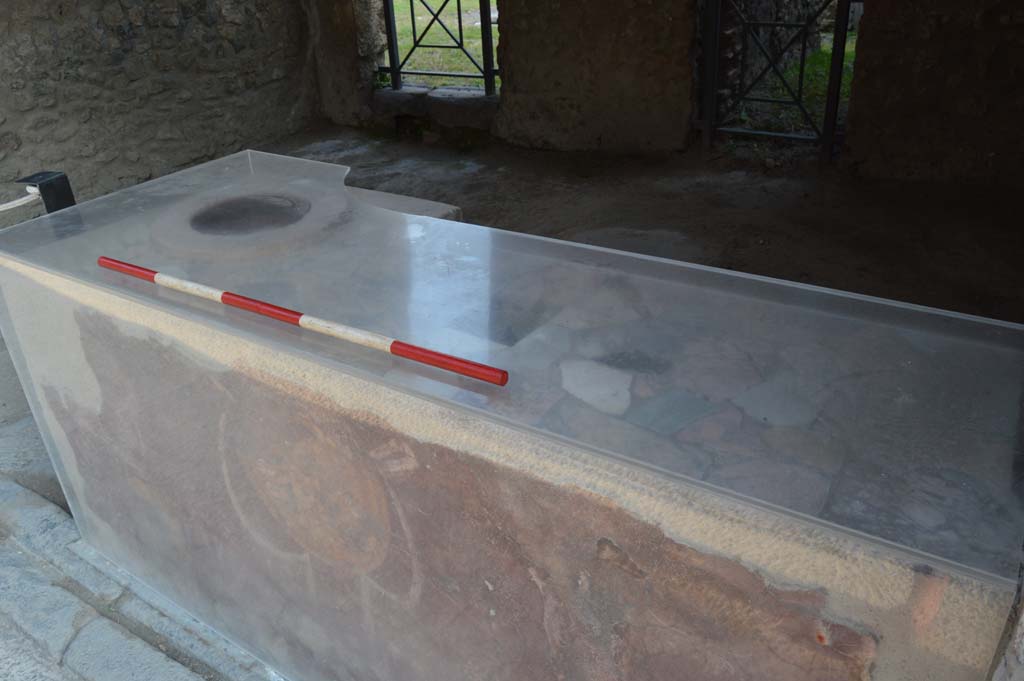 I.8.1 Pompeii. October 2017. Looking east along counter.
Foto Taylor Lauritsen, ERC Grant 681269 DÉCOR.