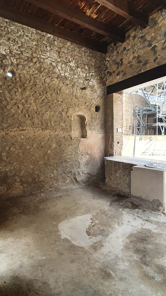 I.8.1 Pompeii. July 2021. Looking towards north-west corner of shop-room.
Foto Annette Haug, ERC Grant 681269 DÉCOR.