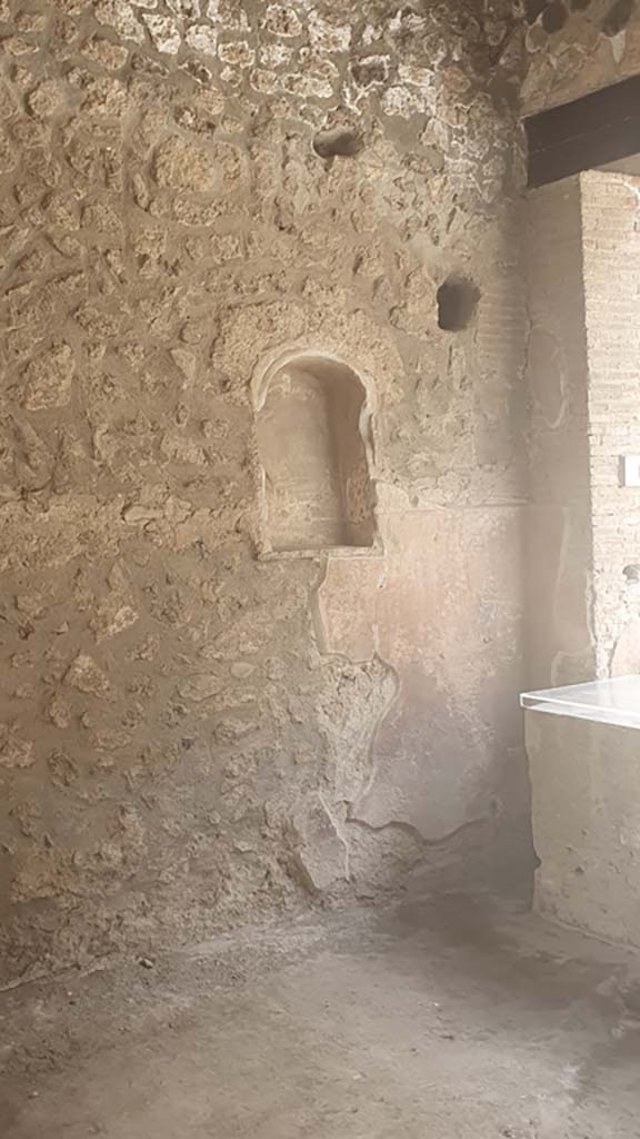 I.8.1 Pompeii. July 2021. West wall with niche.
Foto Annette Haug, ERC Grant 681269 DÉCOR.