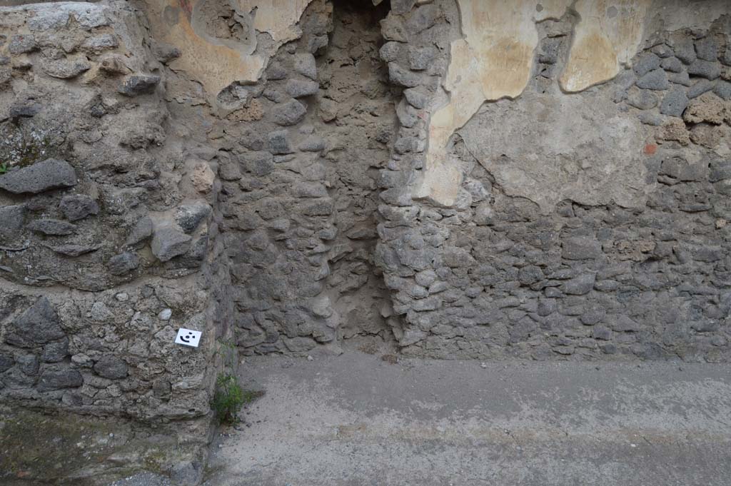 I.8.1 Pompeii. October 2018. West exterior side wall, with altar on top of ramp, on left.
Foto Taylor Lauritsen, ERC Grant 681269 DÉCOR.