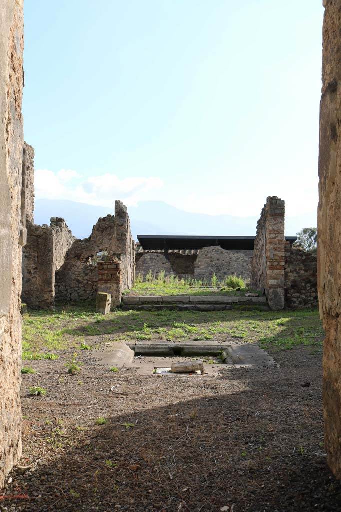 I.8.2 Pompeii. December 2018. 
Looking south to atrium from entrance corridor. Photo courtesy of Aude Durand.