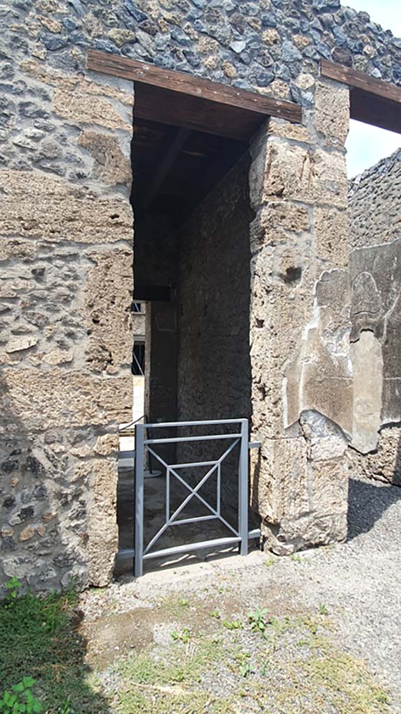 I.8.2 Pompeii. July 2021. North wall of atrium.
Looking towards doorway into I.8.1 on west side of entrance corridor, on right.
Foto Annette Haug, ERC Grant 681269 DÉCOR.