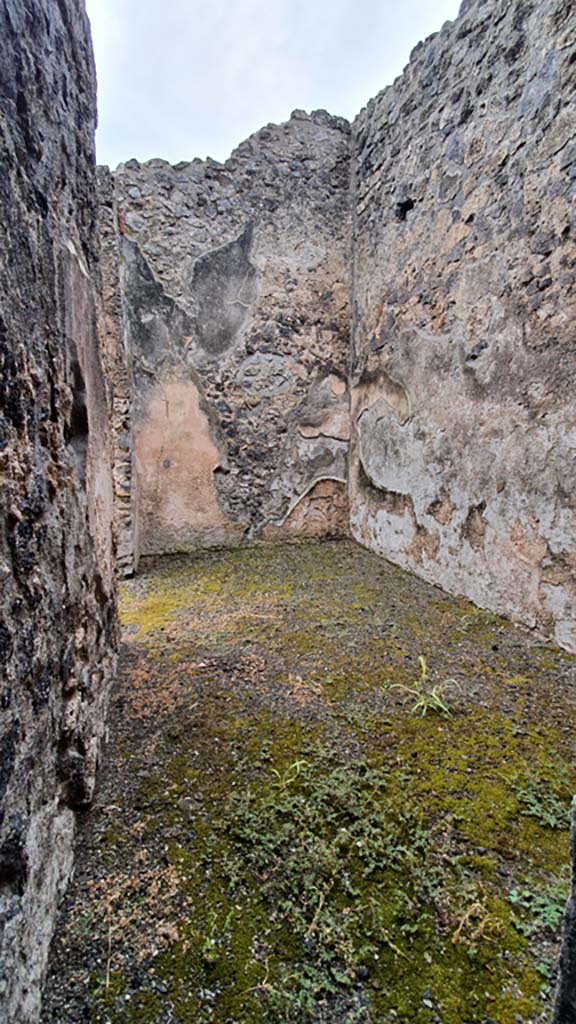 I.8.2 Pompeii. July 2021. 
Looking south from I.8.1 through doorway into room on west side of atrium in north-west corner.
Foto Annette Haug, ERC Grant 681269 DÉCOR.