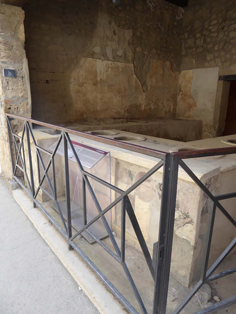 I.8.8 Pompeii. September 2015. Looking east along front counter.
Foto Annette Haug, ERC Grant 681269 DÉCOR.