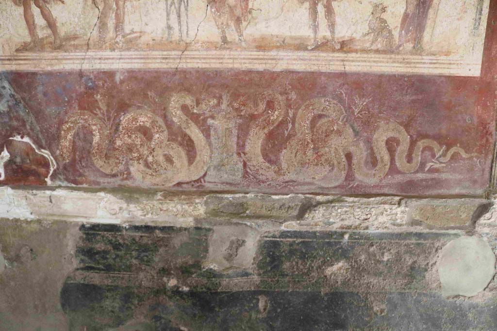 I.8.8 Pompeii. December 2018. Detail from below lararium on south wall with two serpents approaching a round altar. Photo courtesy of Aude Durand.