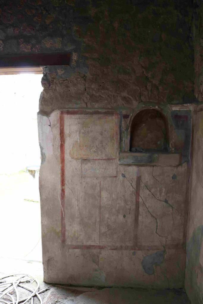 I.8.9 Pompeii. December 2018. Room 4, west wall in north-west corner, with lararium niche.
Photo courtesy of Aude Durand.